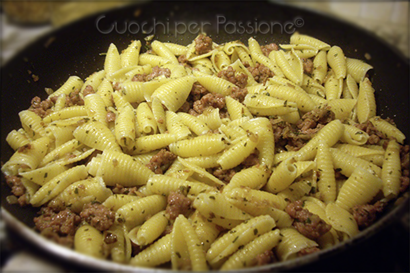 Pasta con salsiccia, aromi e noci