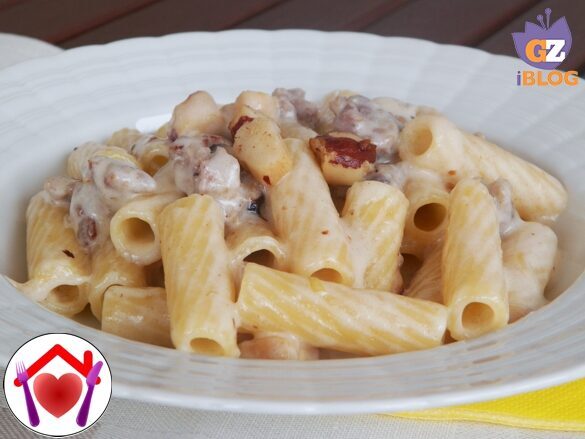 Pasta con salsiccia, fonduta e noci brasiliane