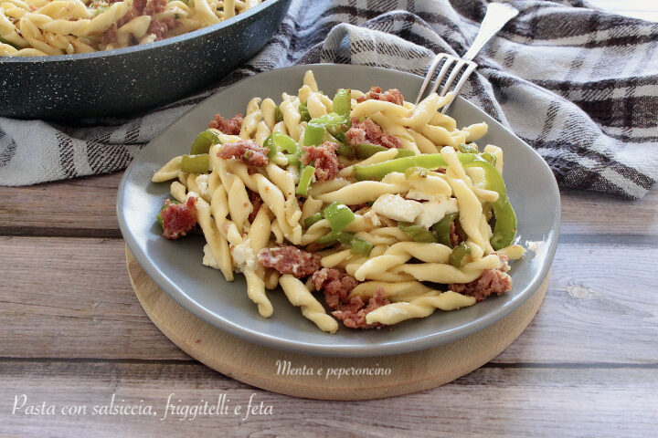 Pasta con salsiccia, friggitelli e feta