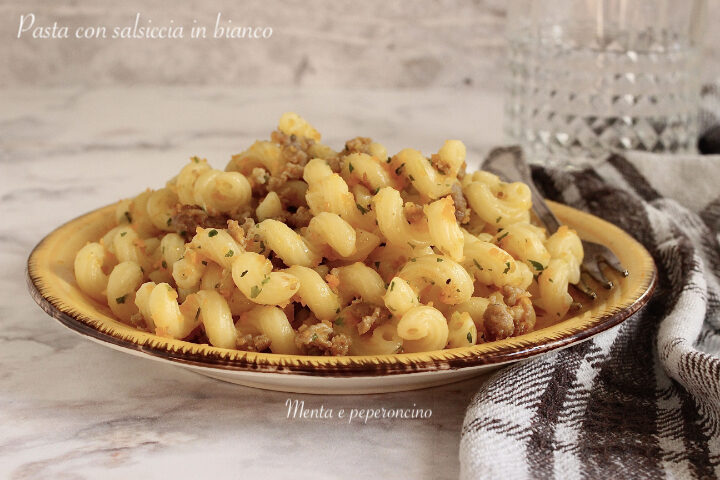 Pasta con salsiccia in bianco