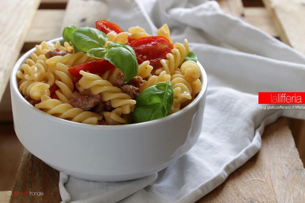 Pasta con salsiccia pomodorini e basilico