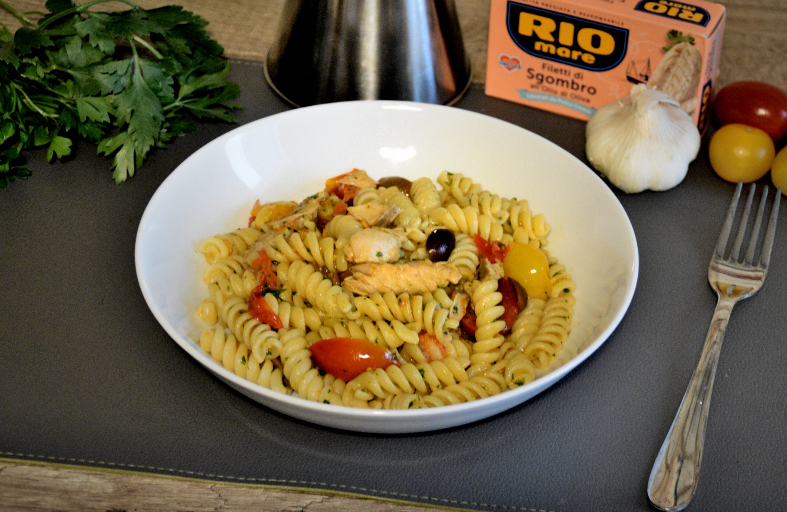 Pasta con sgombro in scatola, pomodorini e olive taggiasche: pronta in 30 minuti