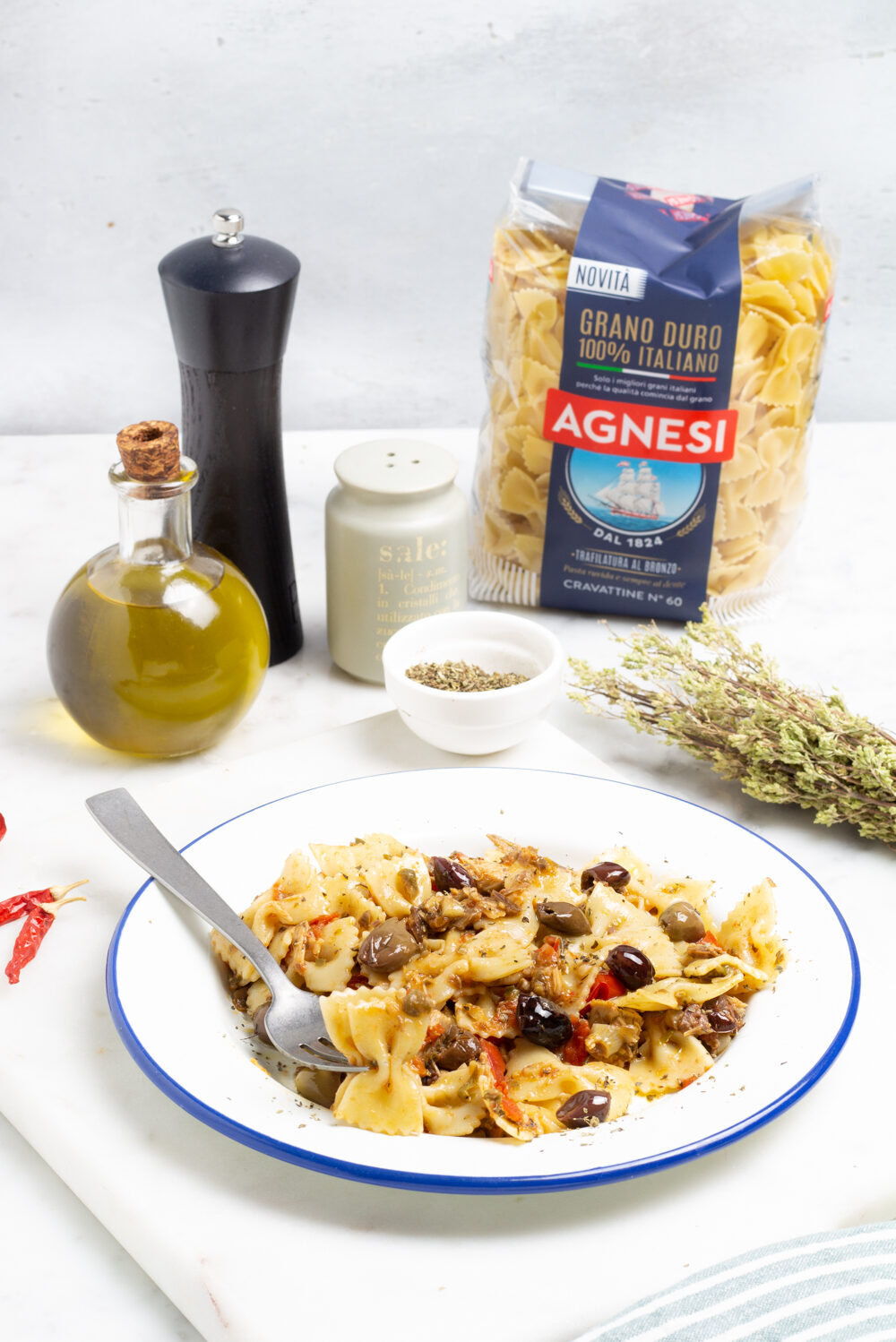 Pasta con sgombro sott’olio, olive e capperi