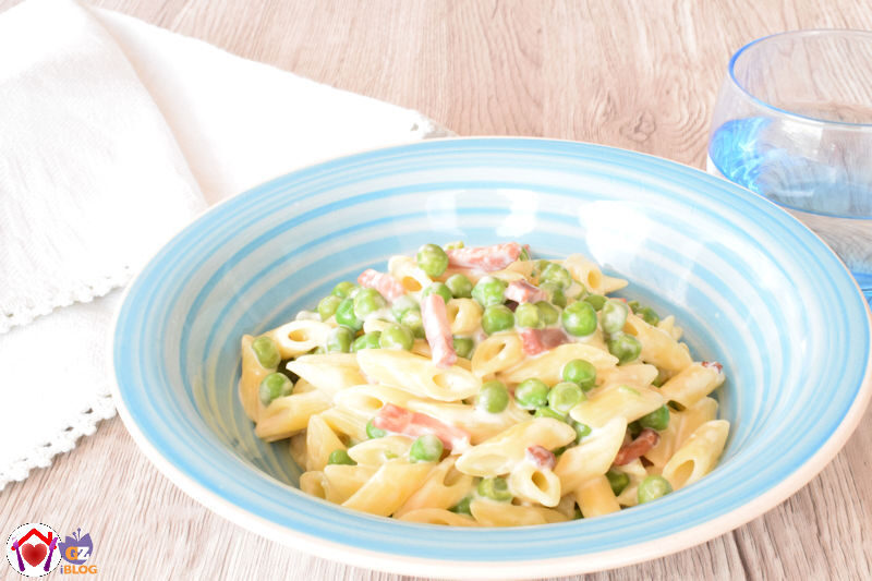 Pasta con speck, piselli e panna di soia