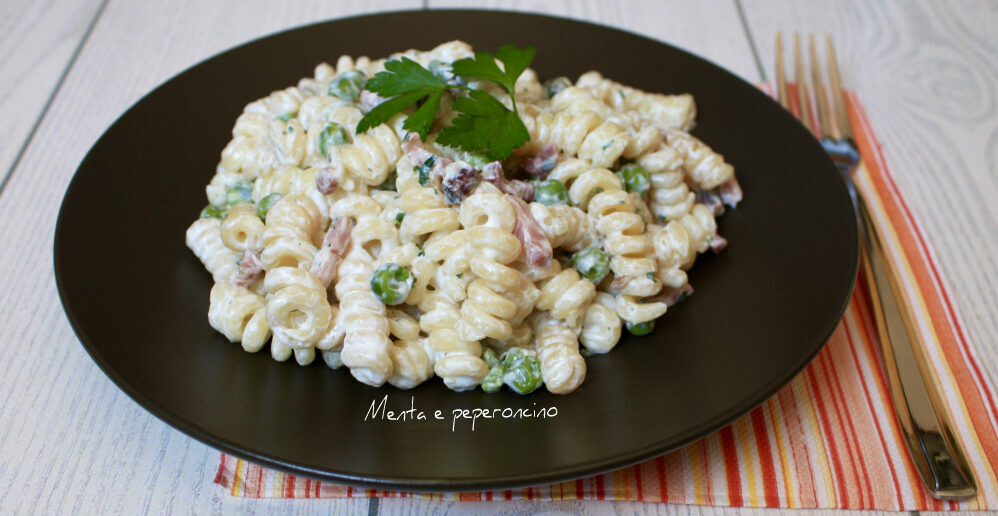 Pasta con speck piselli e yogurt greco