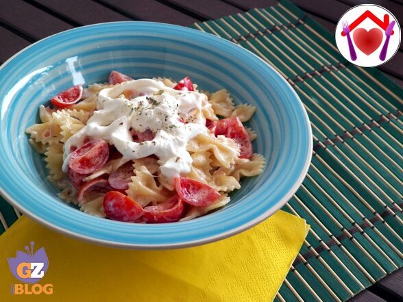 Pasta con stracciatella e pomodorini