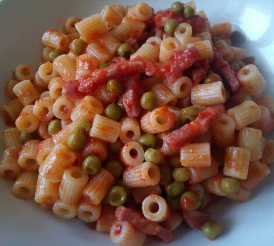 Pasta con sugo di piselli e pancetta
