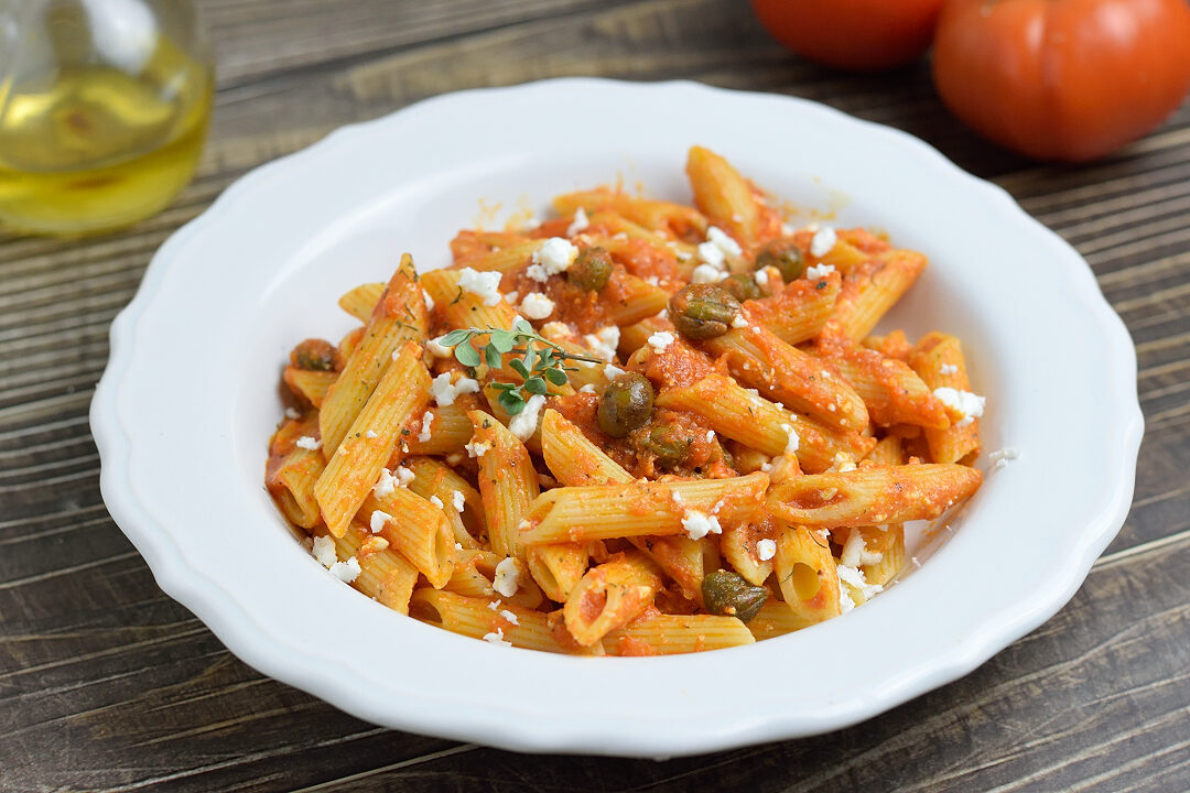 Pasta con sugo di pomodoro olive capperi e feta