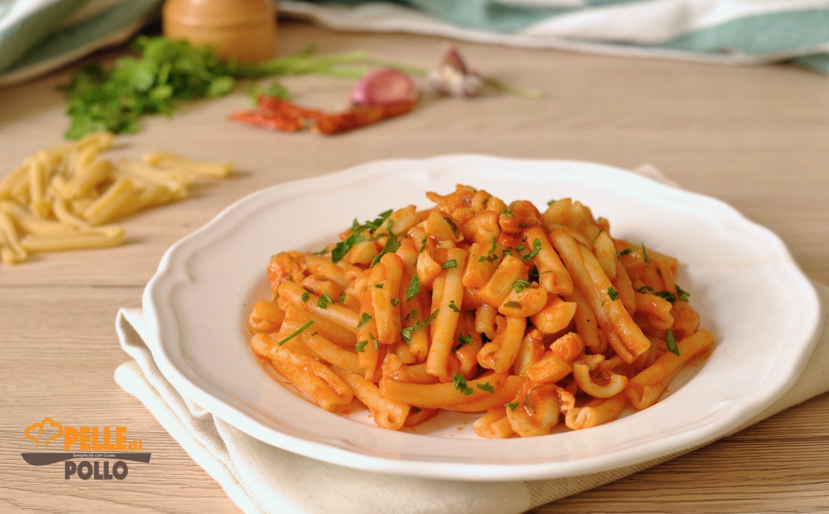 Pasta con sugo di seppie e pomodoro