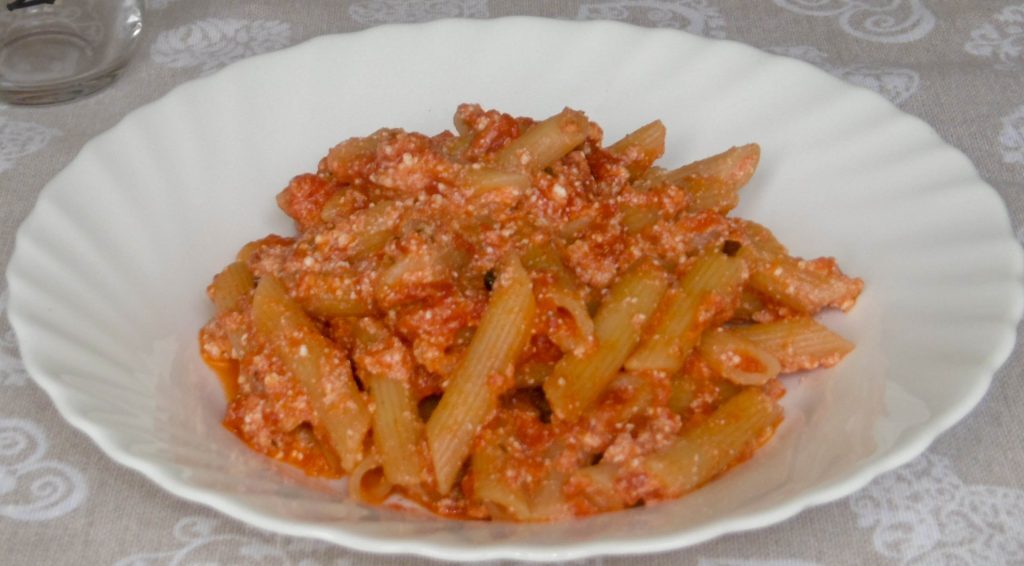 Pasta con sugo e ricotta