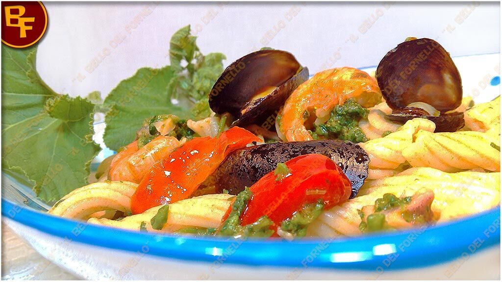 Pasta con talli di zucchina gamberi e cozze