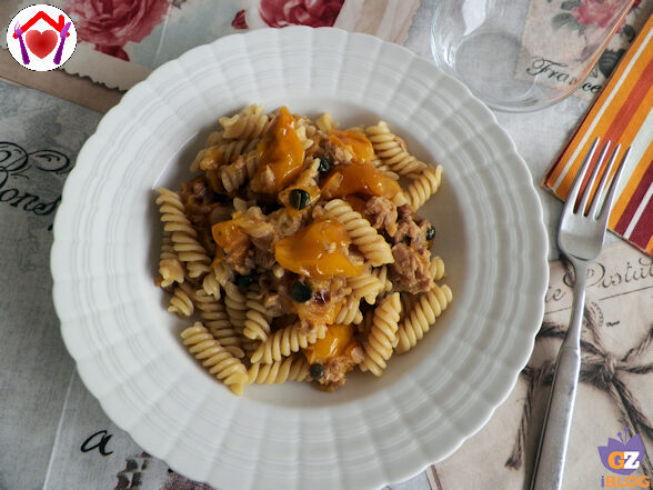 Pasta con tonno, datterini gialli e capperi