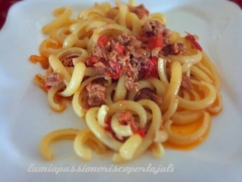 Pasta con tonno e pomodorini freschi