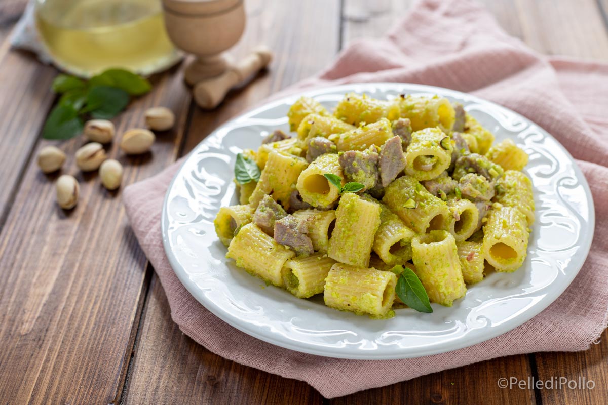 Pasta con tonno fresco e pistacchi