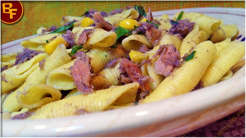 Pasta con tonno mais e paté di olive