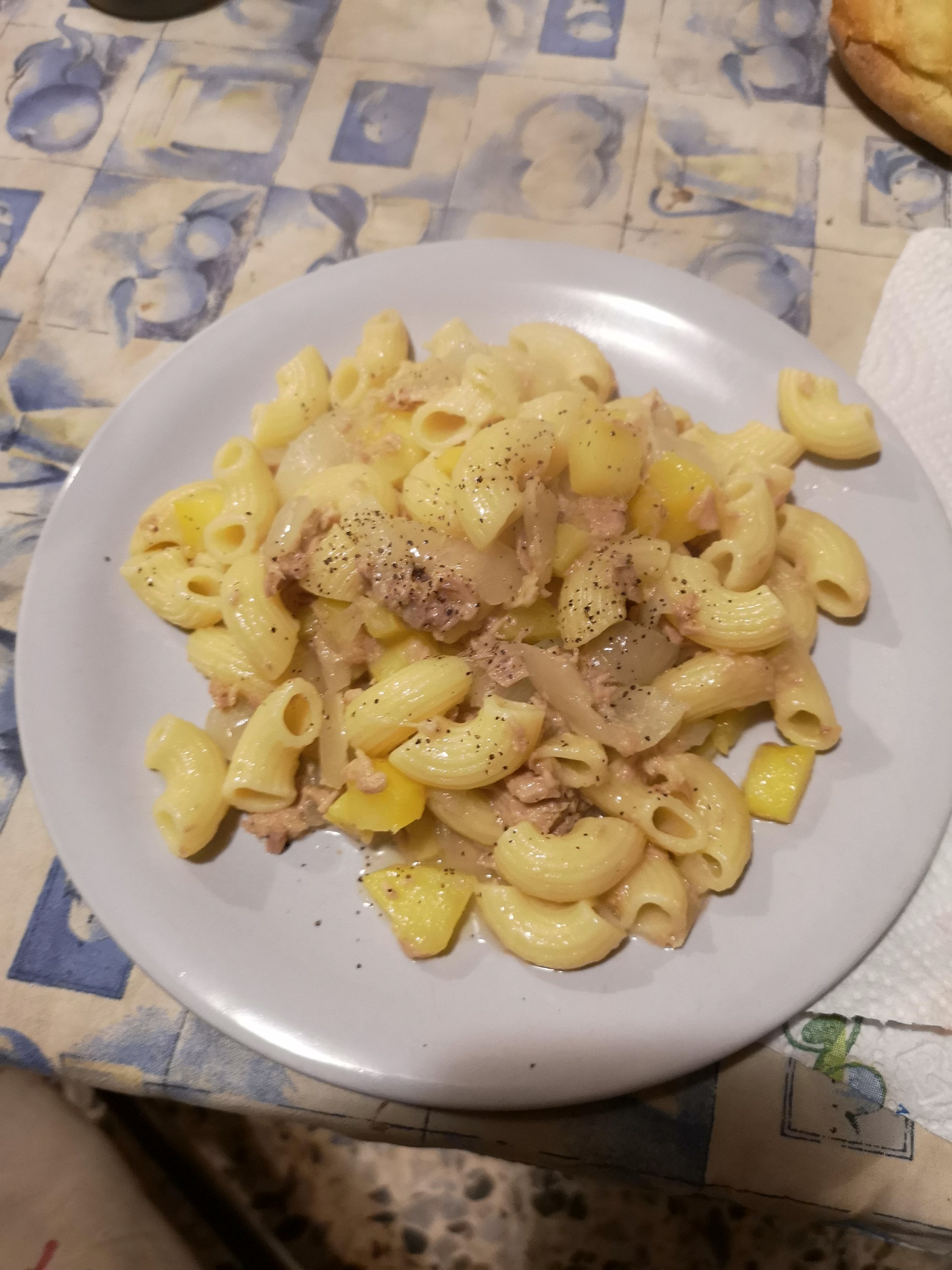 Pasta con tonno patate e cipolle al cartoccio