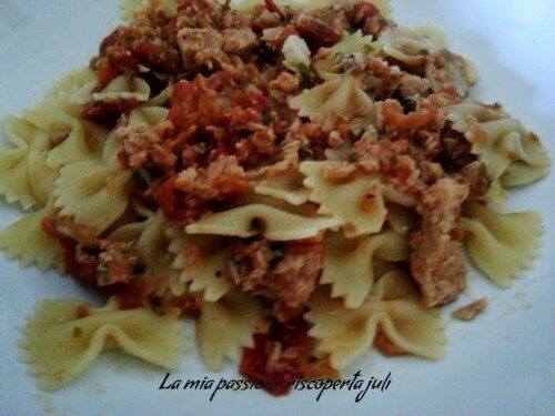Pasta con tonno pomodorini aglio pasta farfalle