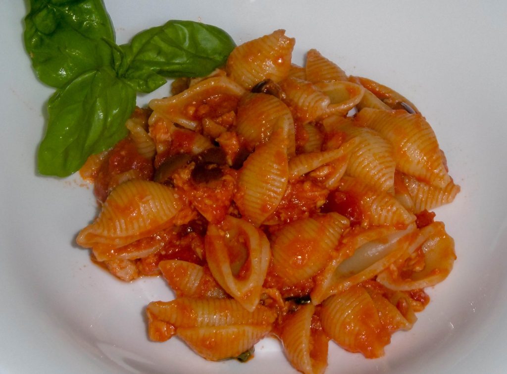 Pasta con tonno, pomodoro e olive