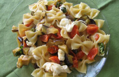 Pasta con verdure e mozzarella