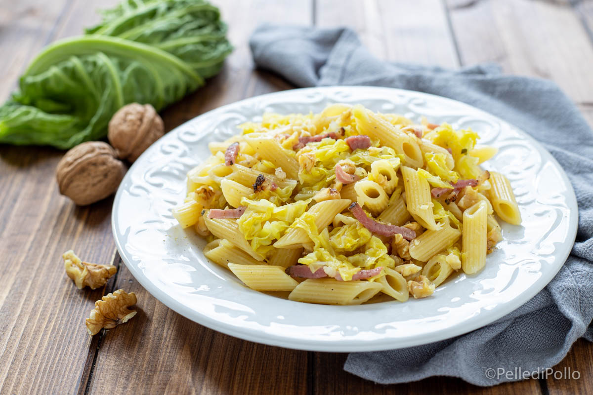 Pasta con verza, speck e noci