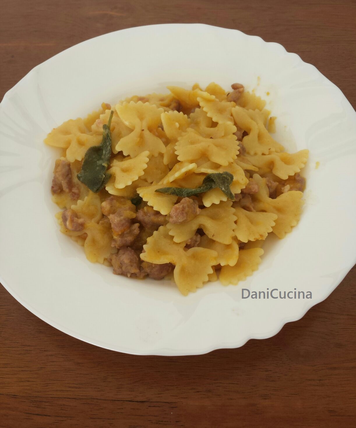 Pasta con zucca e salsiccia