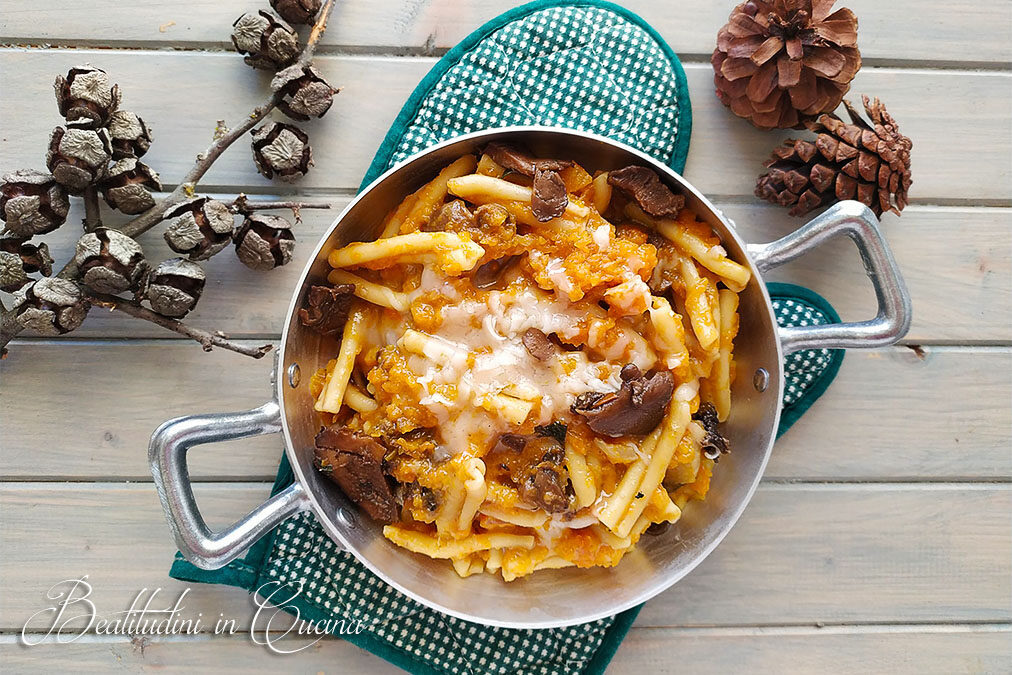 Pasta con zucca, funghi e provola affumicata