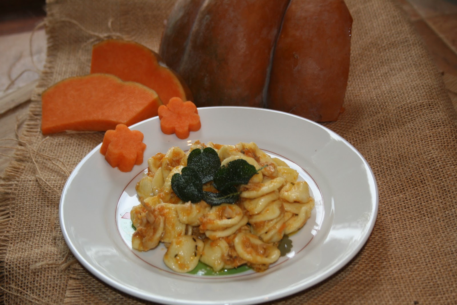 Pasta con zucca gialla ,tonno e salvia  fritta