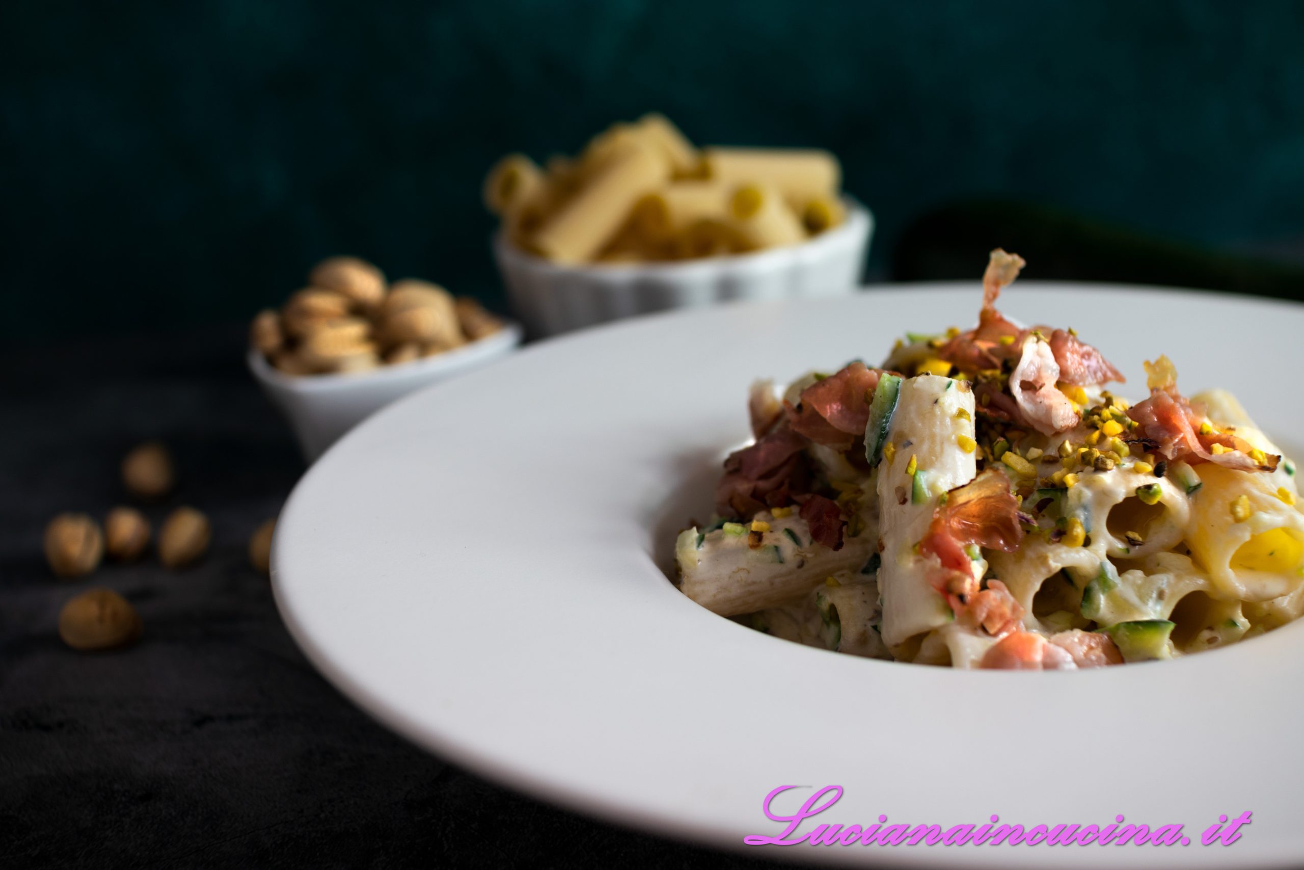 Pasta con zucchine cremose e speck croccante