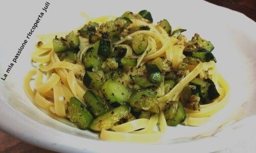 Pasta con zucchine e aglio olio di oliva exstravergine.