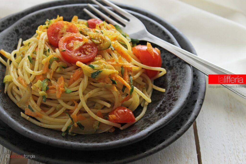Pasta con zucchine e carote | Ricetta facile