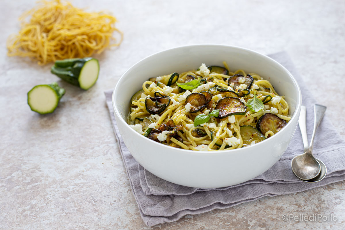 Pasta con zucchine e feta