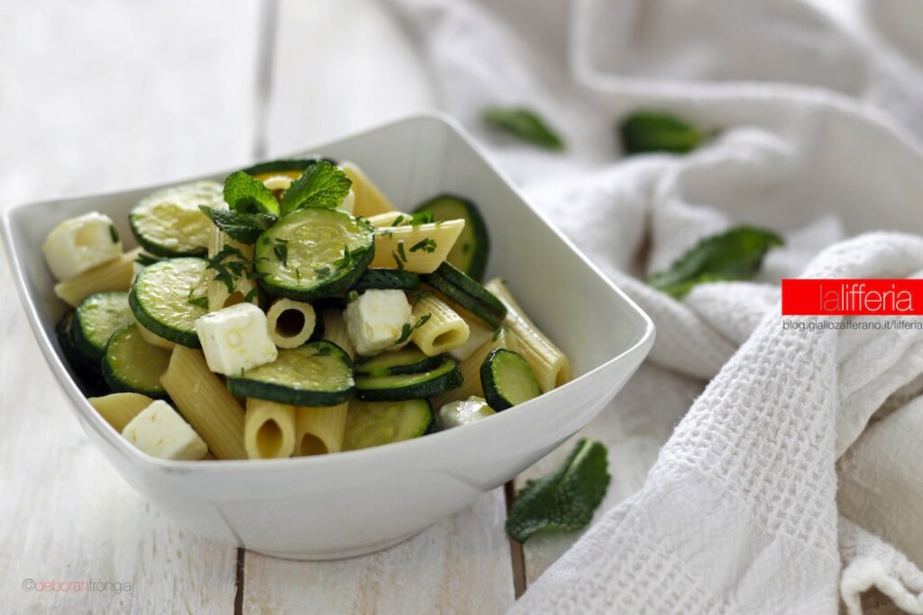 Pasta con zucchine e feta | Ricetta veloce