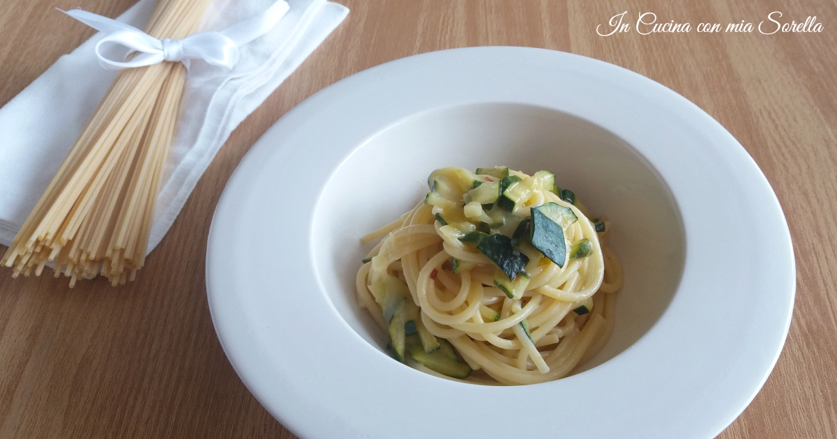 Pasta con zucchine e fontina filante