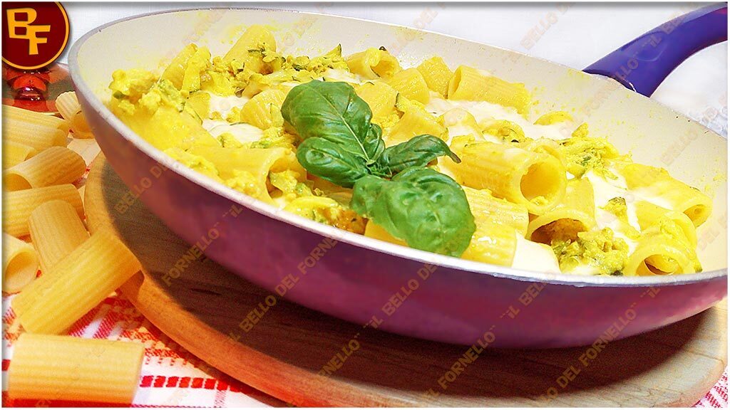 Pasta con zucchine e mozzarella cotta in padella