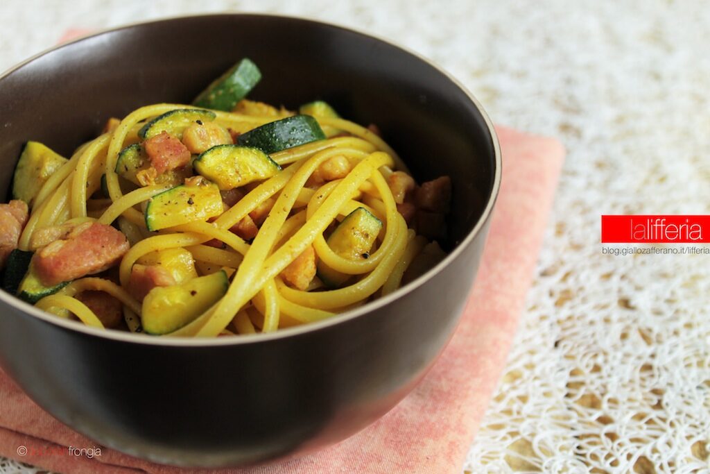 Pasta con zucchine e pancetta con curcuma