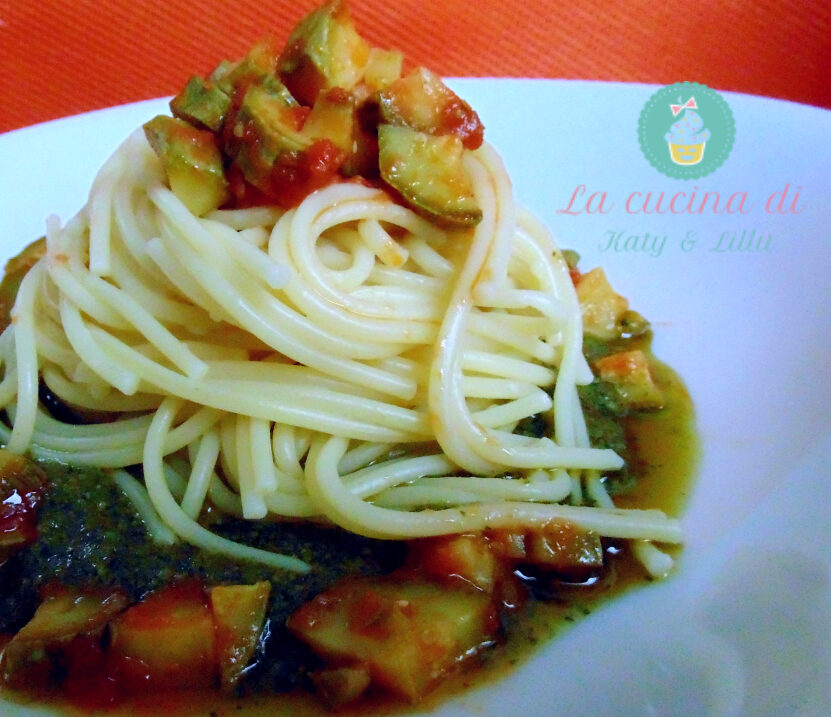 Pasta con zucchine e pesto