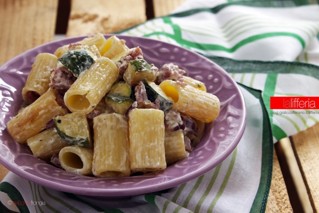 Pasta con zucchine e salsiccia