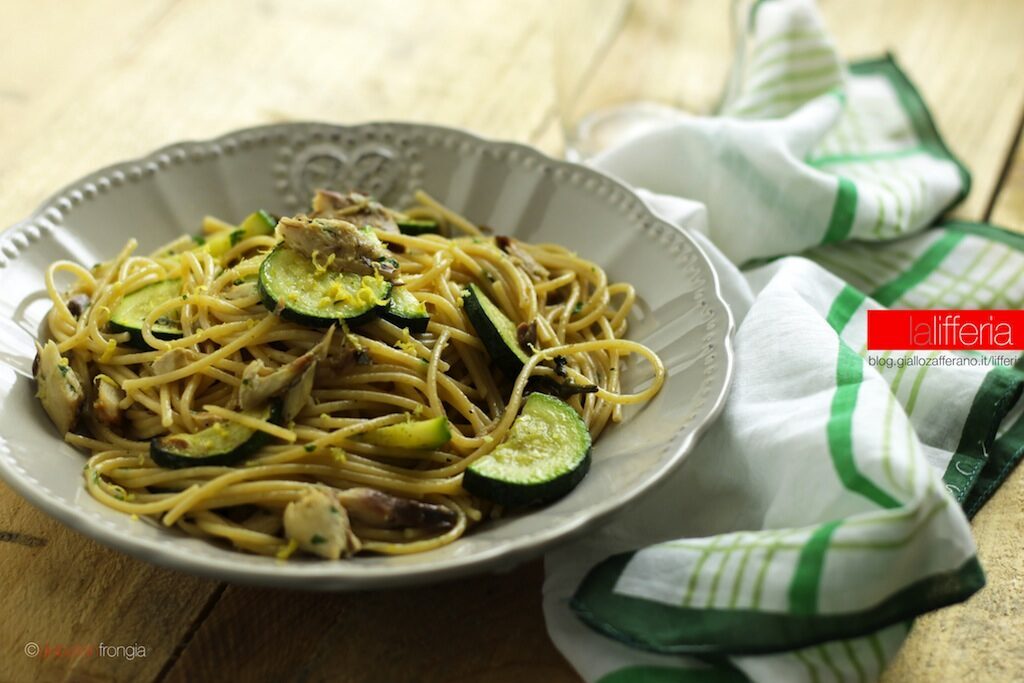 Pasta con zucchine e sgombro grigliato
