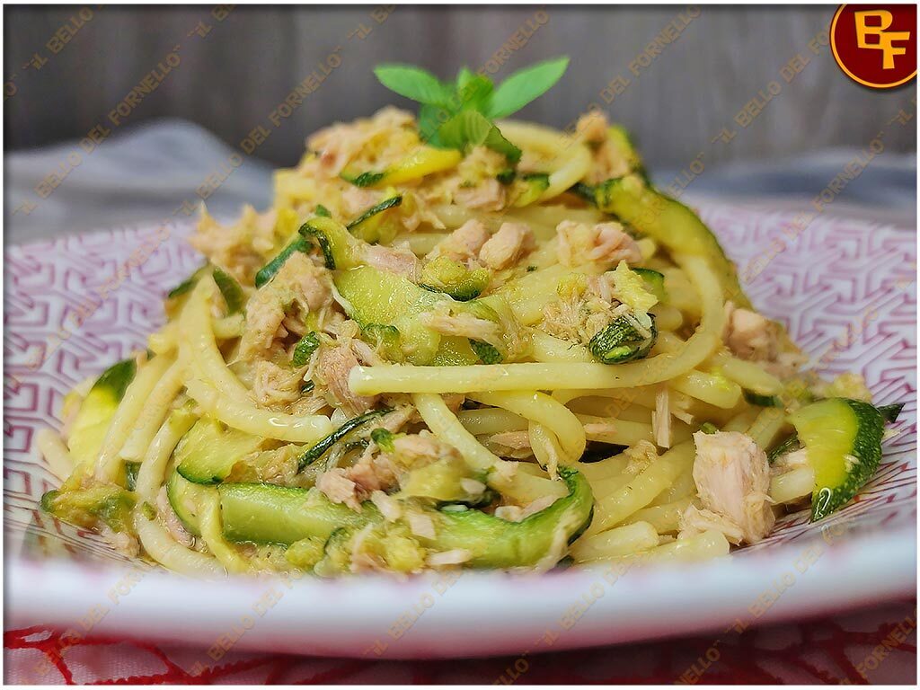 Pasta con zucchine e tonno