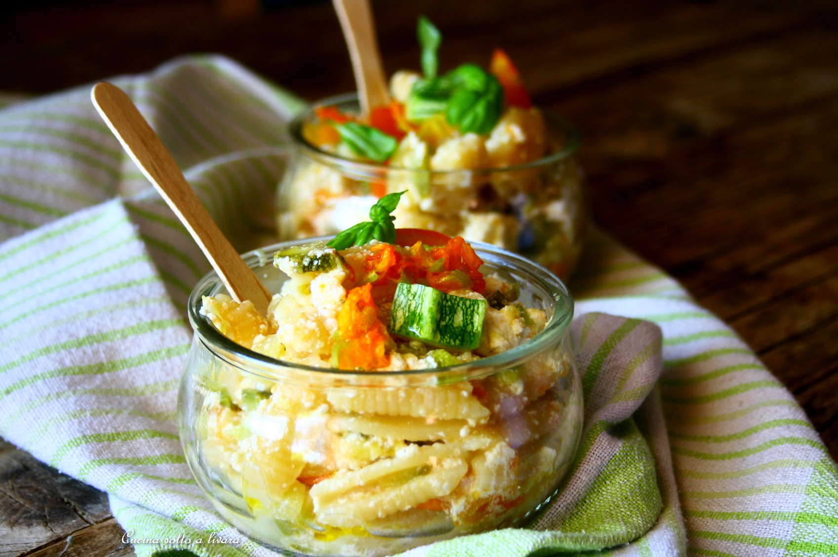 Pasta con zucchine , fiori e ricotta