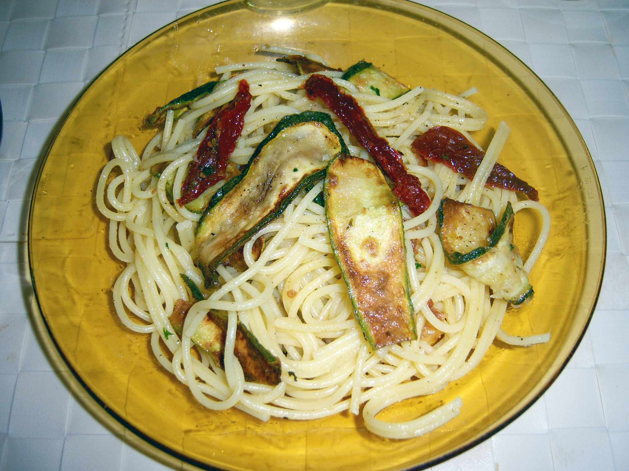 Pasta con zucchine fritte e pomodori secchi