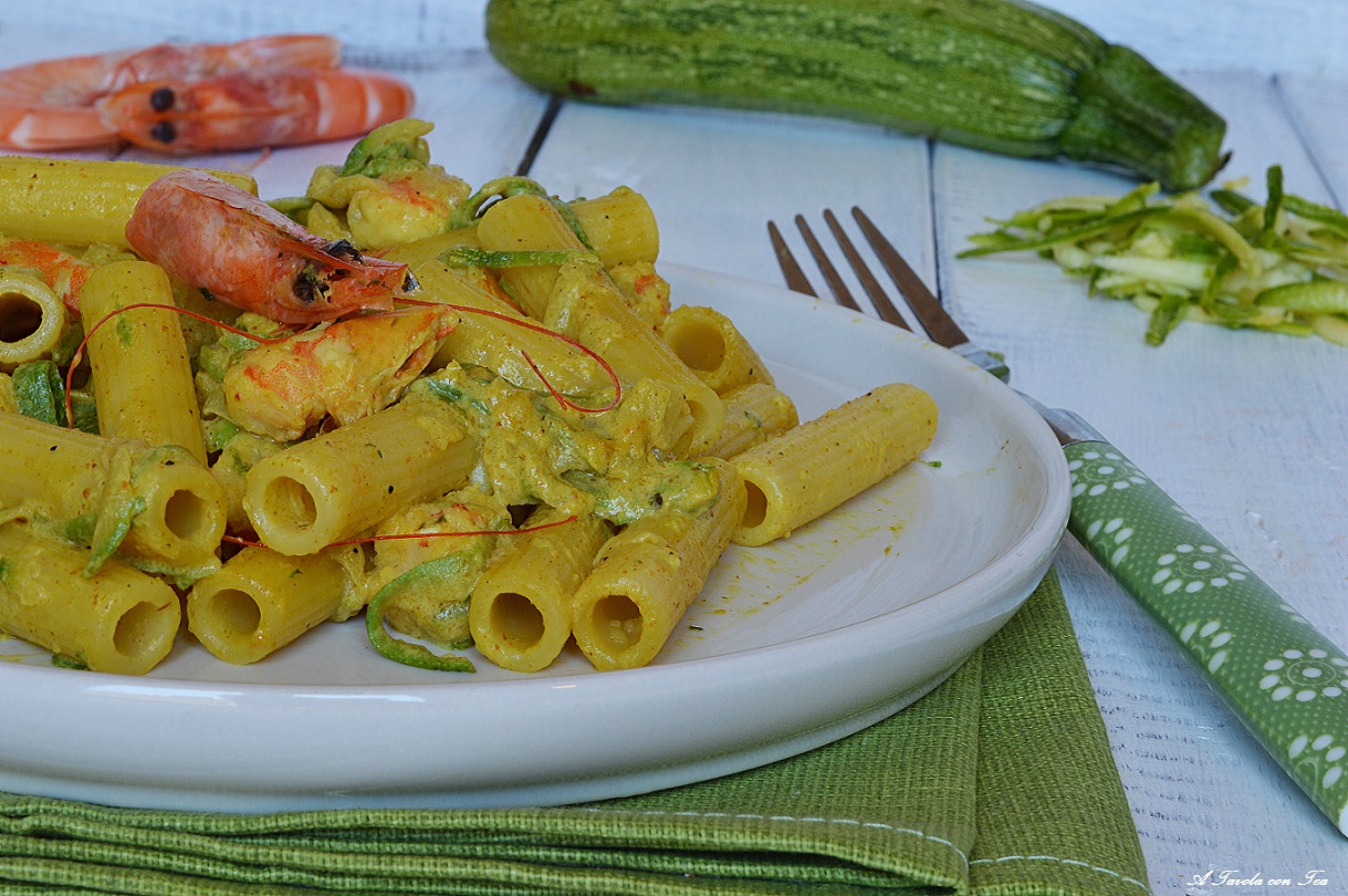 Pasta con zucchine gamberetti e curry