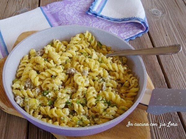 Pasta con zucchine salsiccia e ricotta