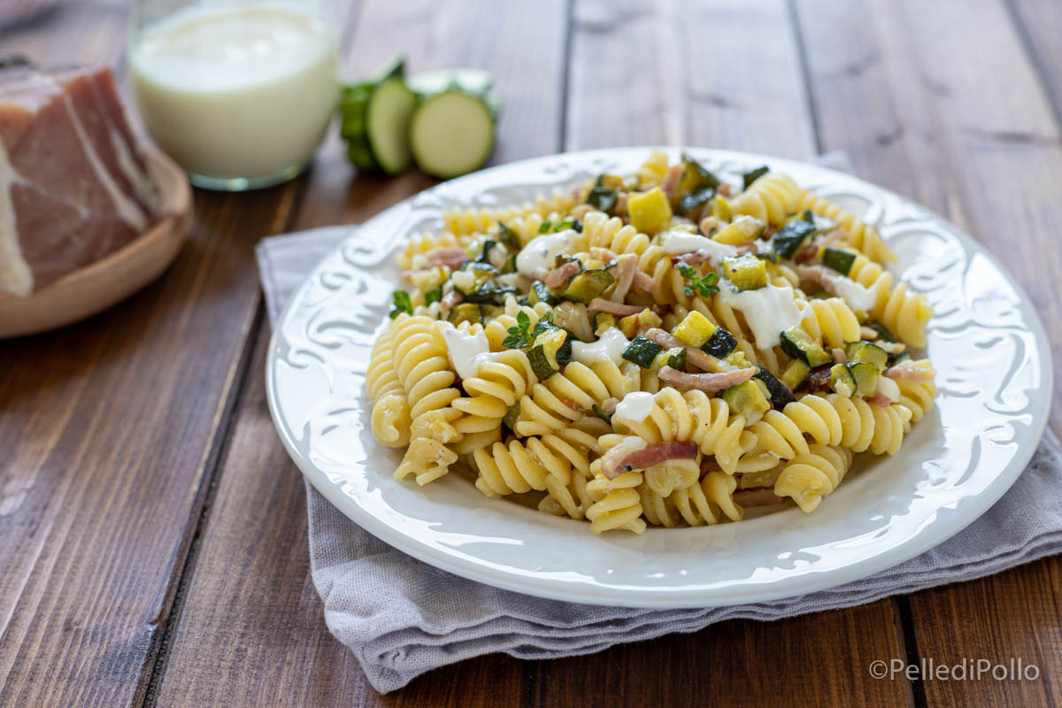 Pasta con zucchine, speck e yogurt greco
