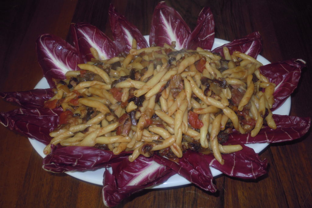 Pasta corta con radicchio rosso e pancetta