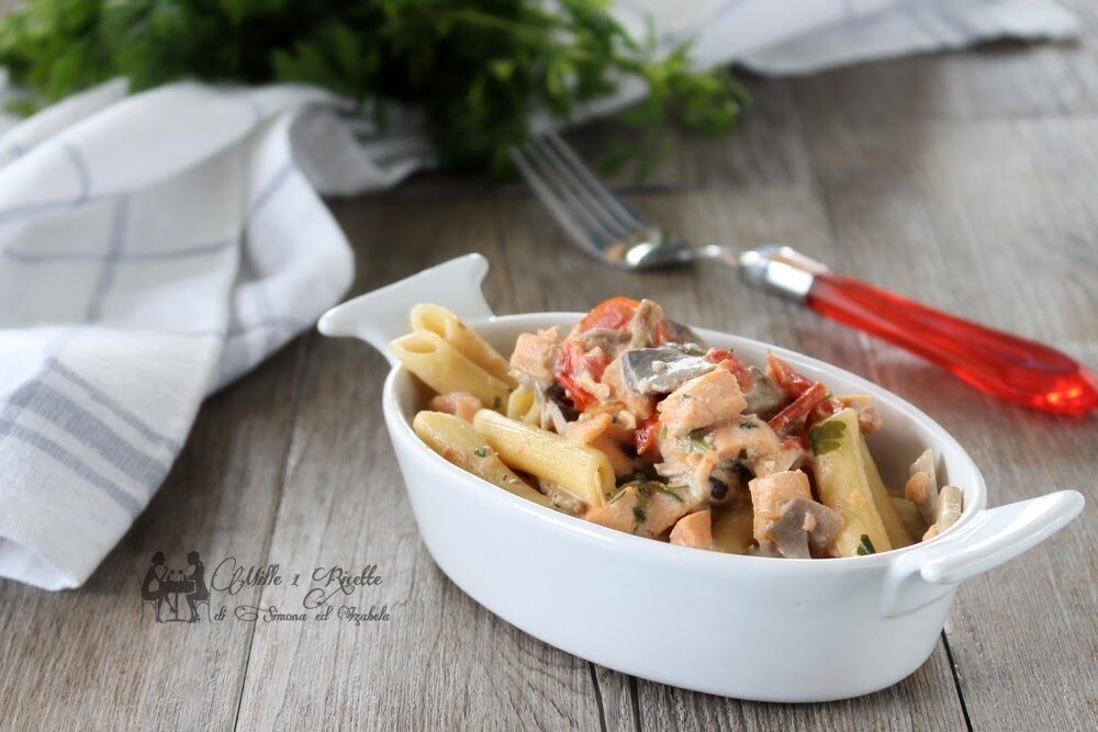 Pasta cremosa con salmone fresco e funghi