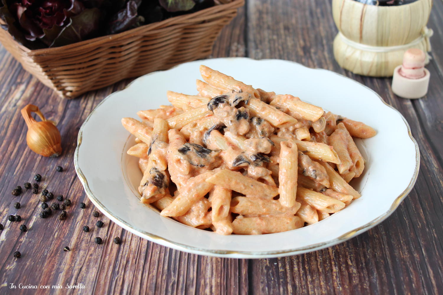 Pasta cremosa con salsiccia e radicchio