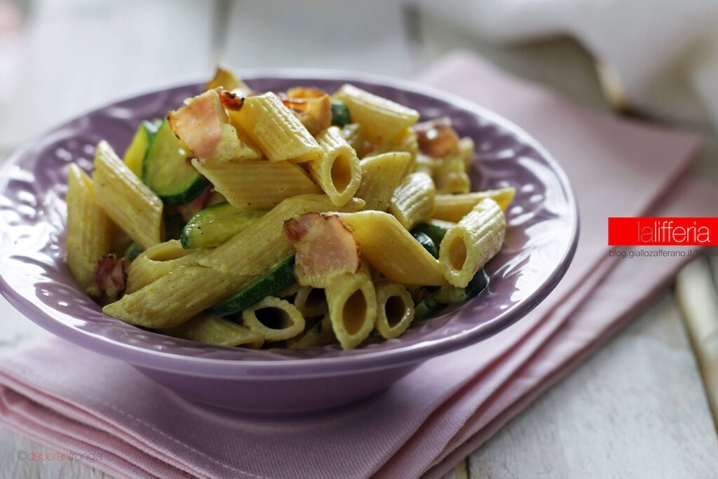 Pasta cremosa con zucchine e pancetta