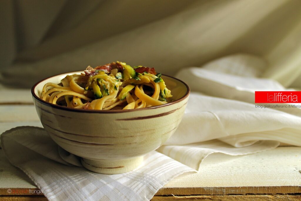 Pasta cremosa con zucchine e speck
