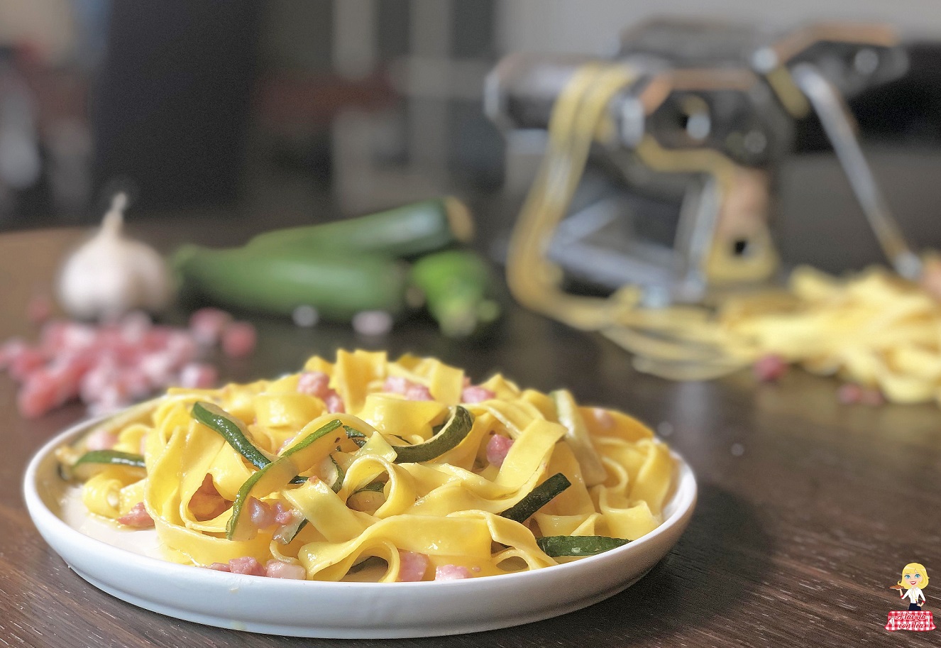 Pasta cremosa zucchine e pancetta